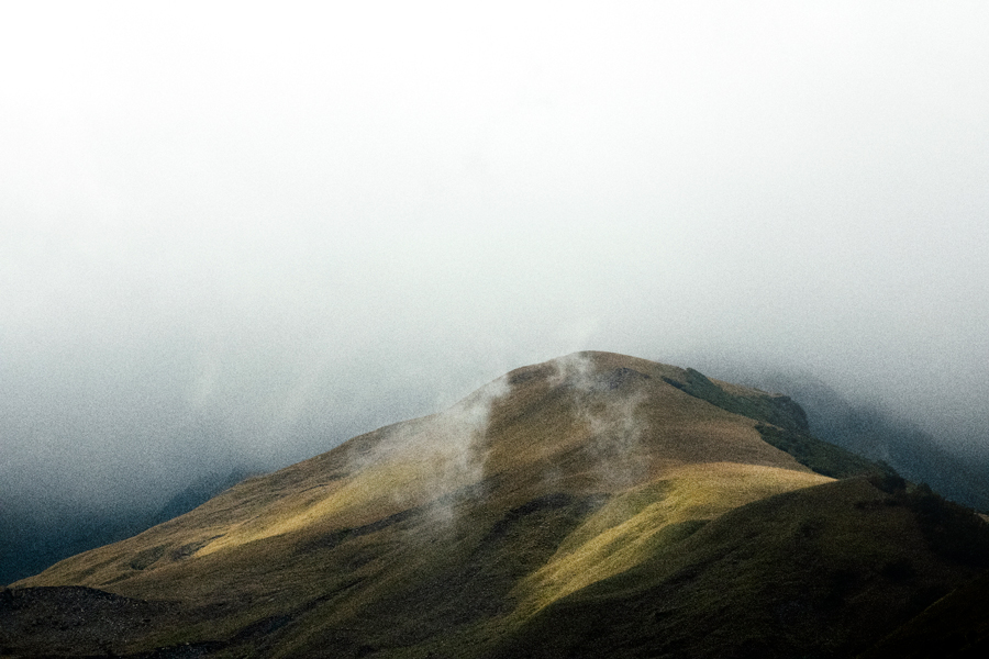 Photo montagne brumeuse